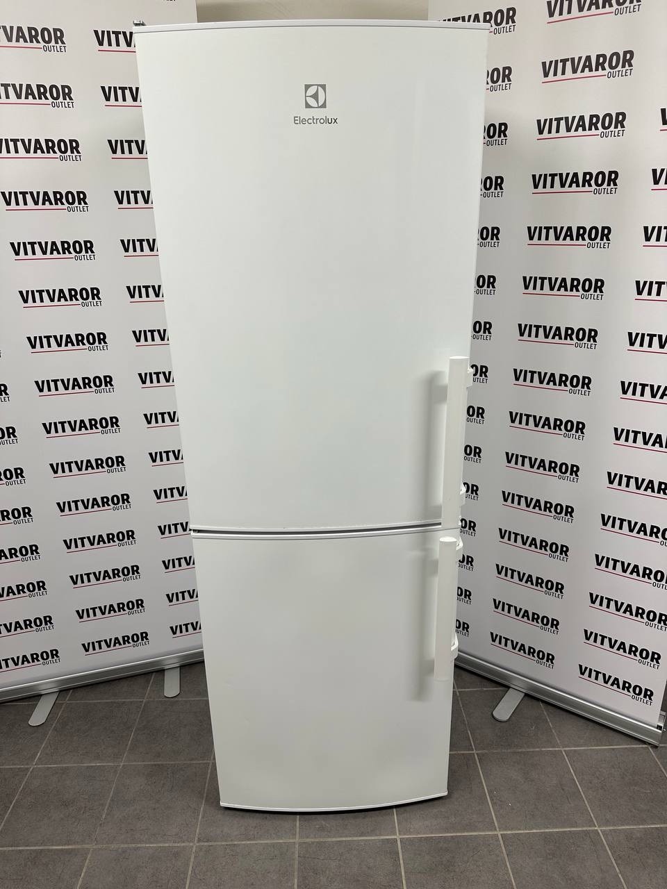 Begagnad Electrolux kyl/frys i vit färg säljes 174 cm höjd - Bild 11