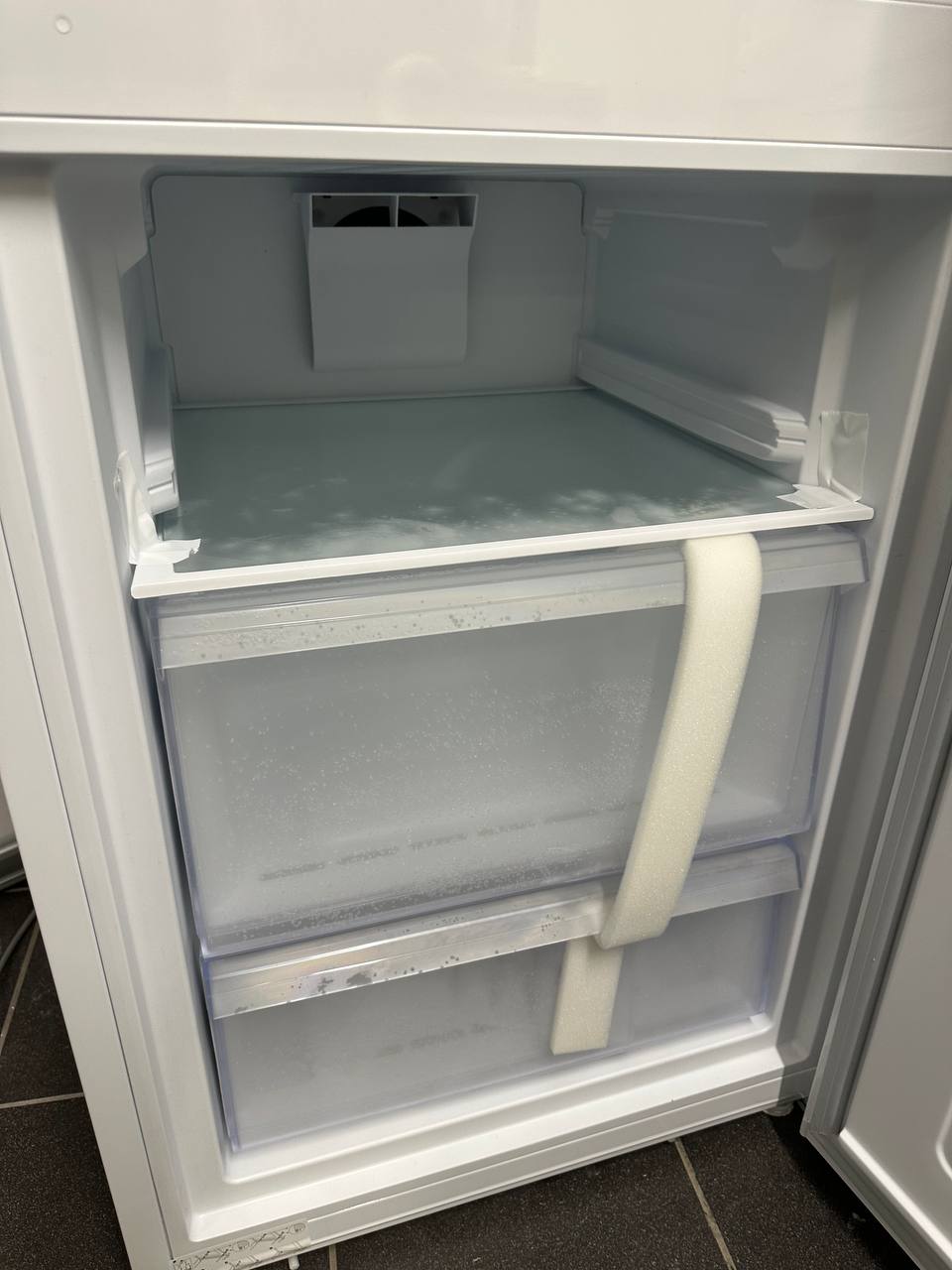 Elvita K60367H invändigt frys