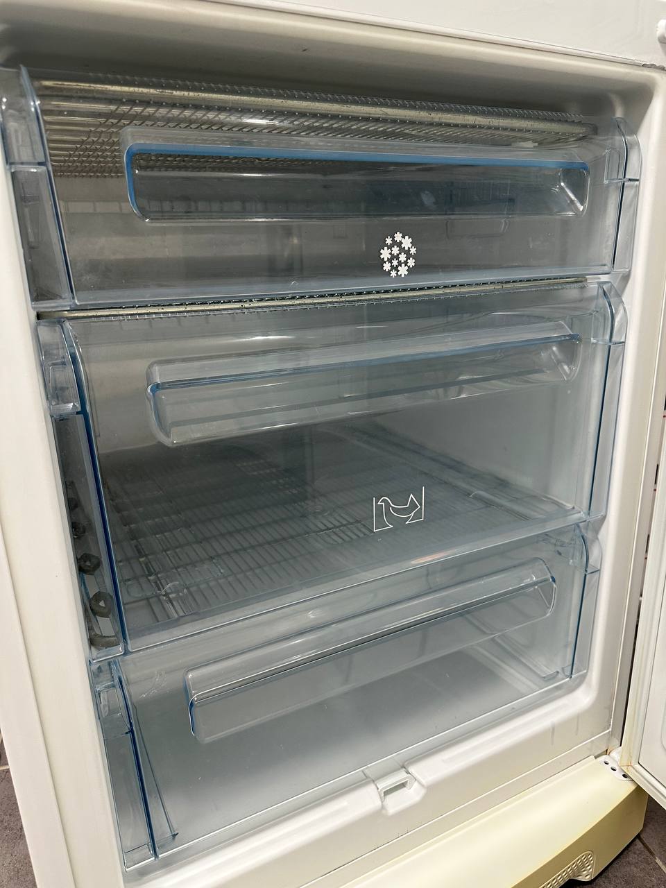 Frys med tre lådor Electrolux ERB34200W8