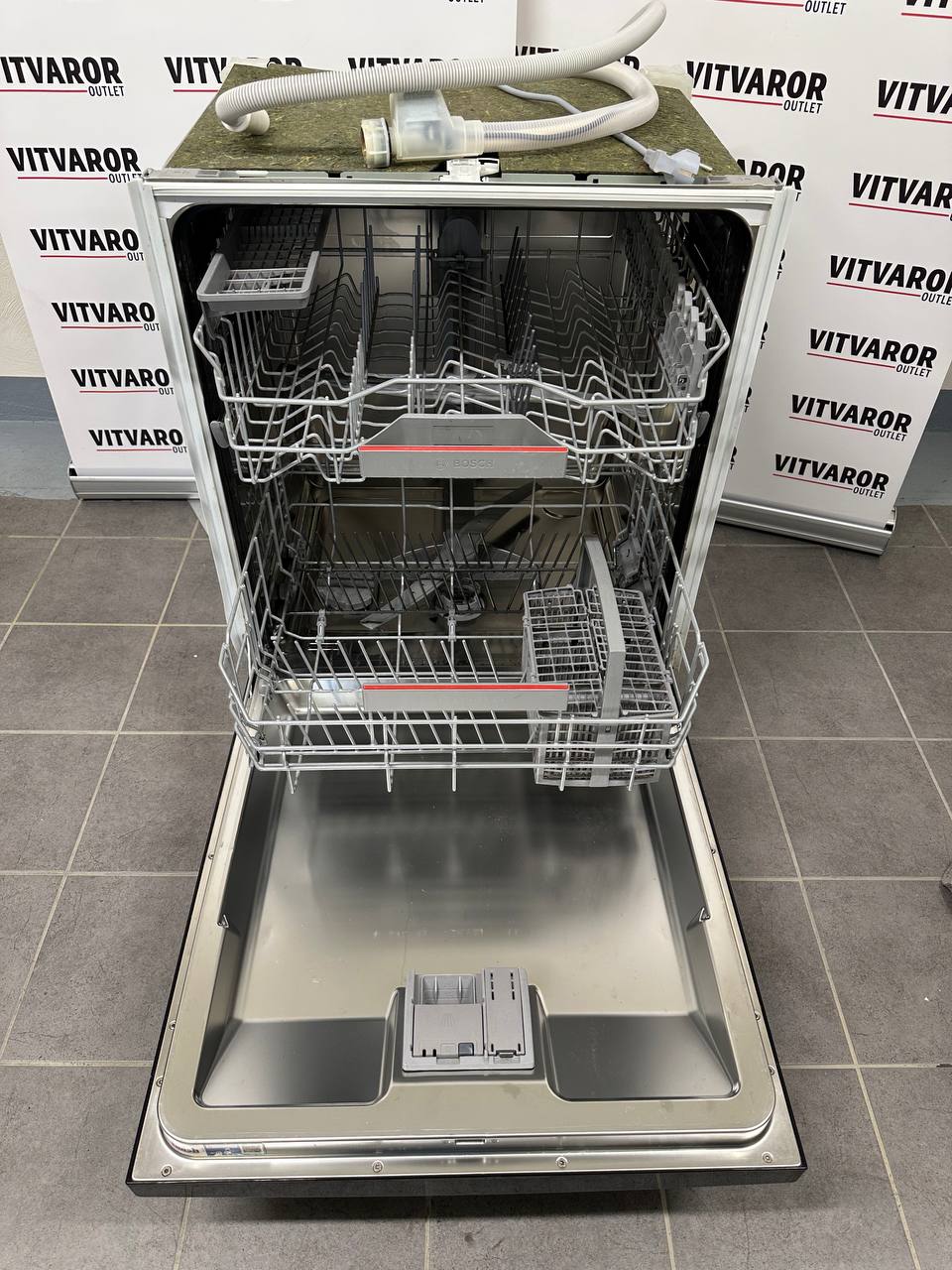 Öppen Bosch diskmaskin med 13 kuvert