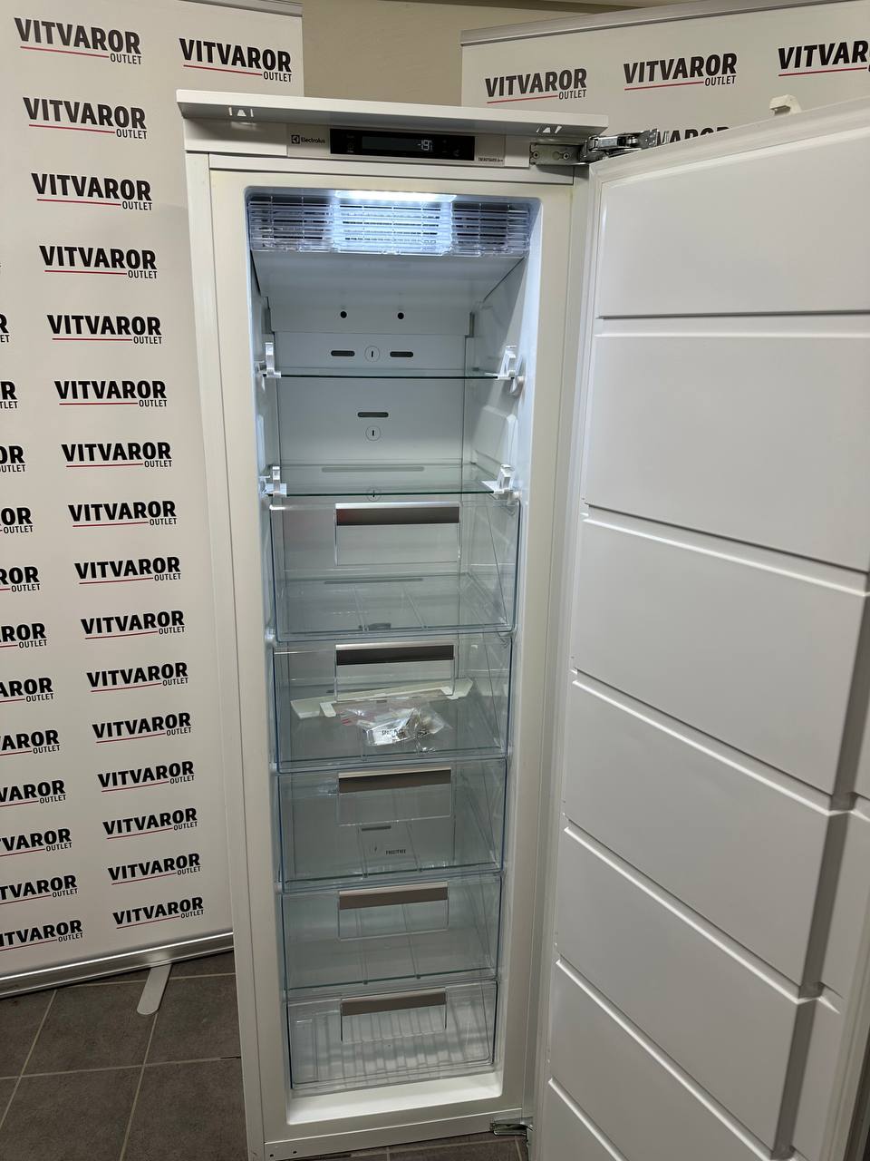 Electrolux EUC2245AOW fryslådor och glashyllor