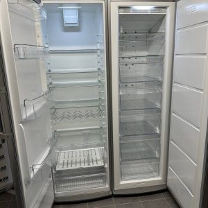 IKEA FROSTFRI kyl och frys öppna bredvid varandra