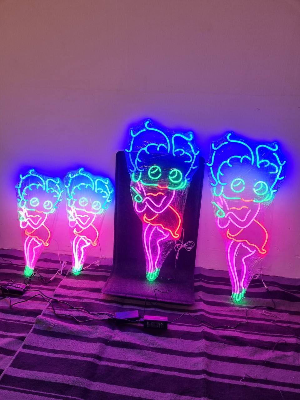 LED neonskylt Betty Boop i färgglad retrodesign