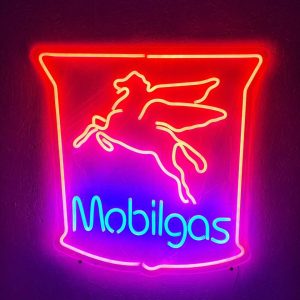 LED neonskylt Mobilgas 67 × 66 cm