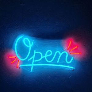 LED neonskylt Open 60×28 cm i blått och rött