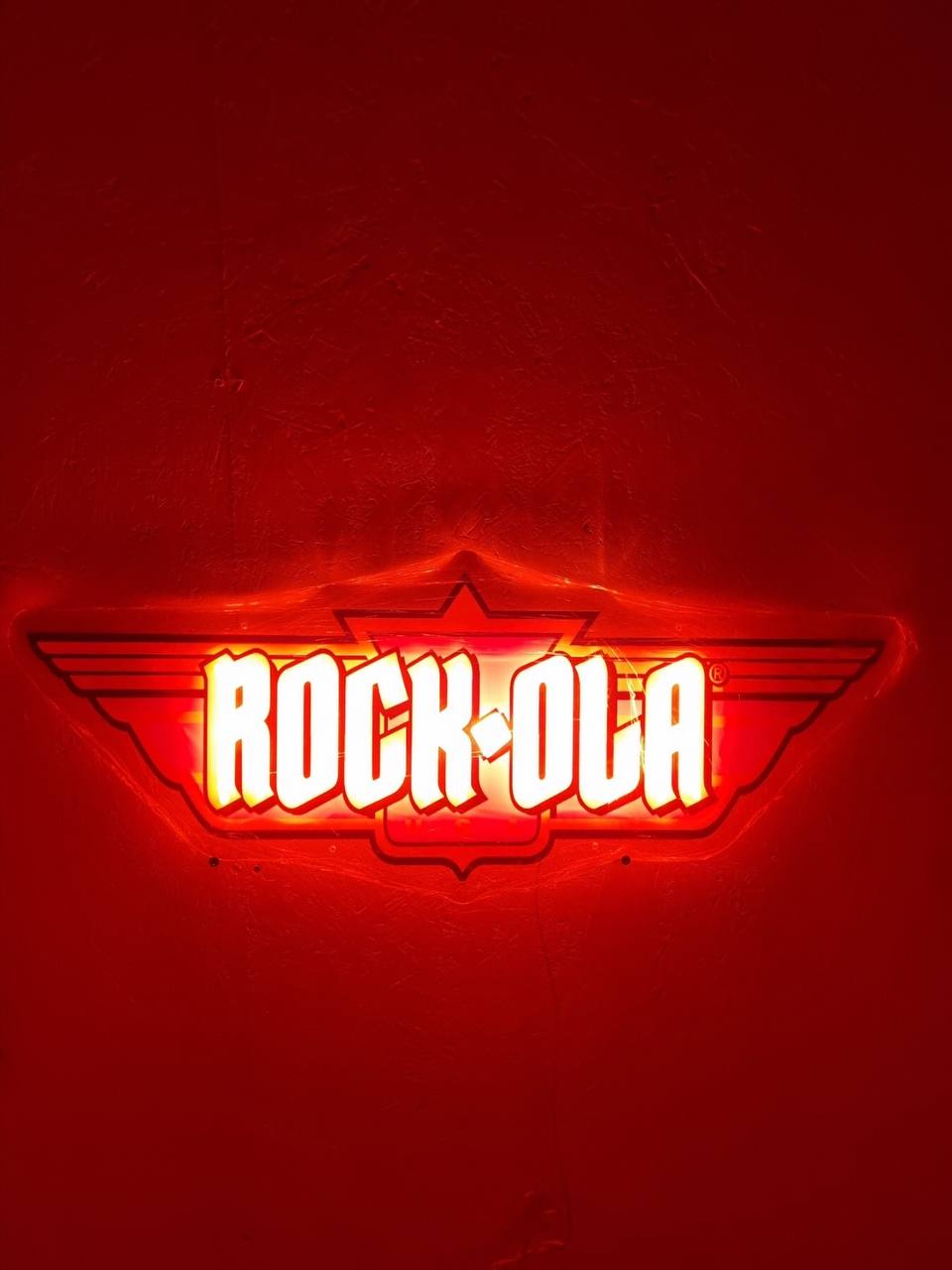 LED neonskylt Rock-Ola 95×38 cm med rött ljus