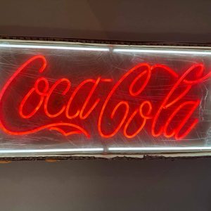 Coca-Cola LED neonskylt 100x45 cm tänd röd och vit