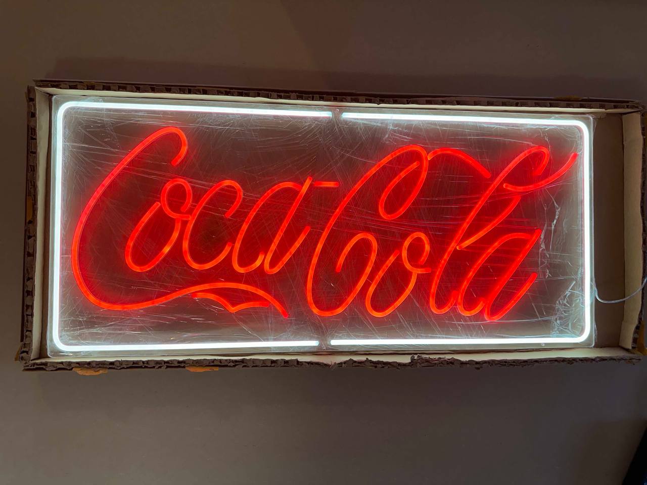 Coca-Cola LED neonskylt 100x45 cm tänd röd och vit