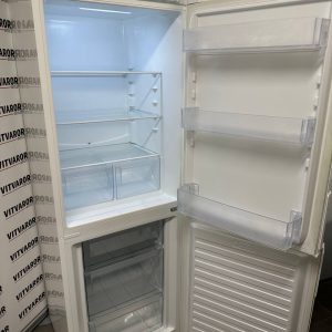 Electrolux kylskåp med glashyllor och LED-belysning