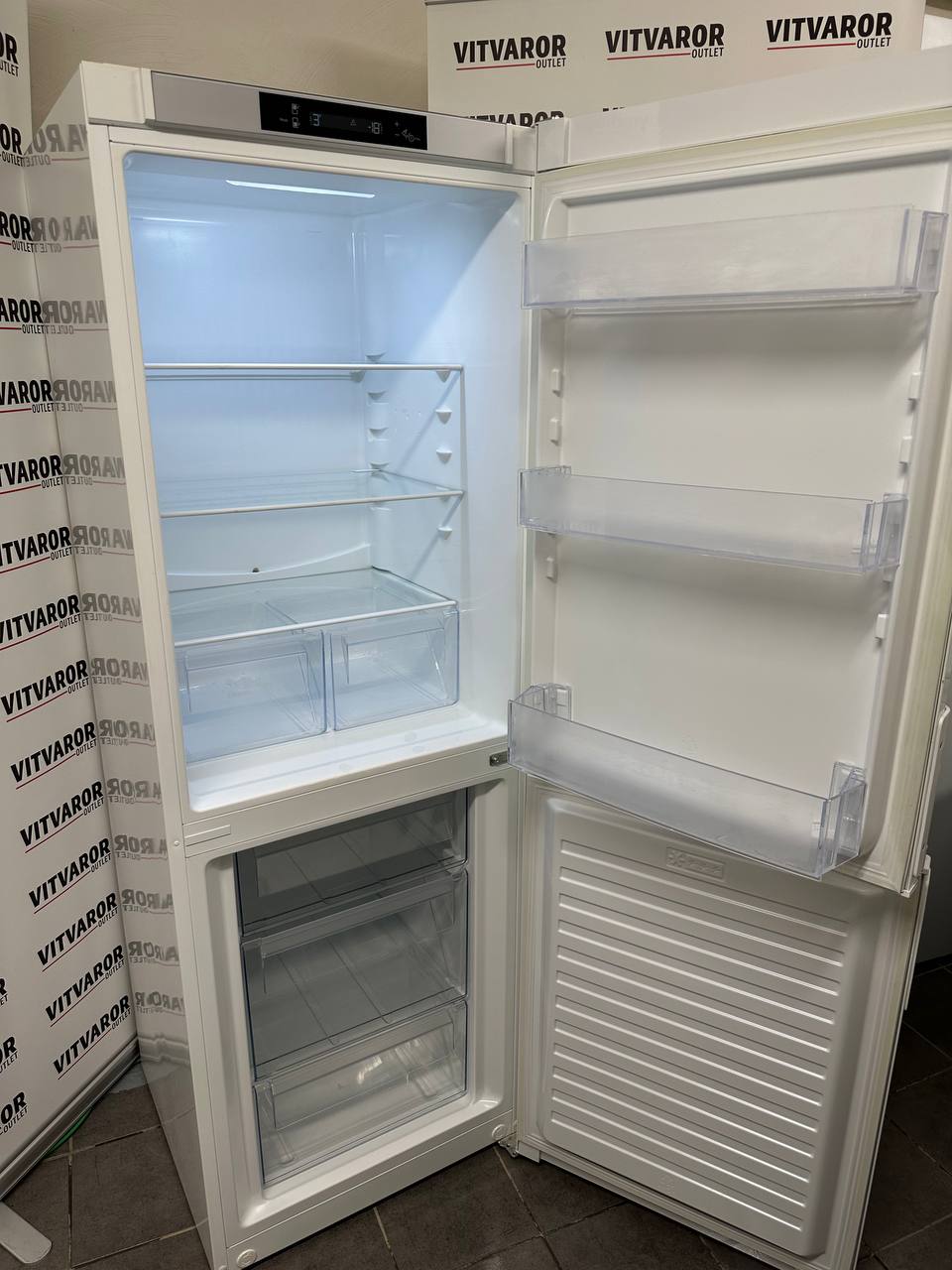 Electrolux kylskåp med glashyllor och LED-belysning