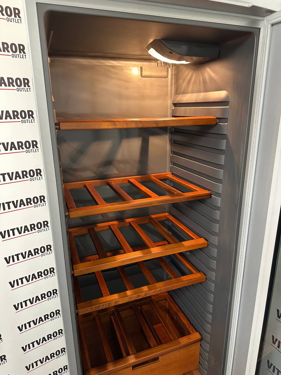 Begagnad Electrolux vinkyl med trähyllor