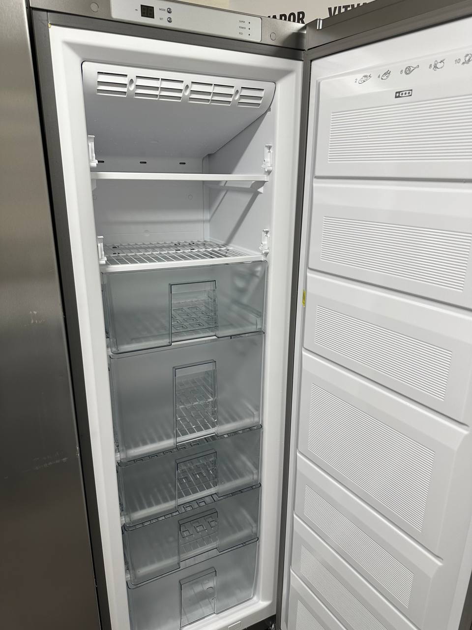 Cylinda frysskåp med transparenta fryslådor