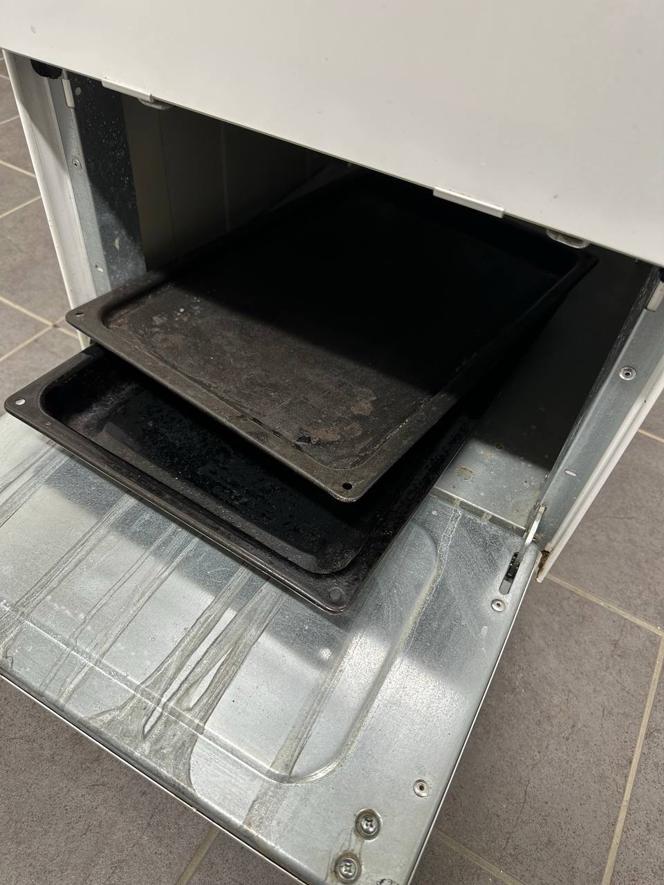 Electrolux EKE 4100 förvaringsutrymme med plåtar