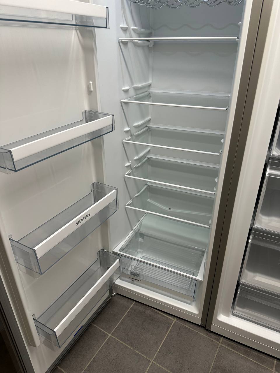 Begagnat Siemens kylskåp med glashyllor och flaskhylla
