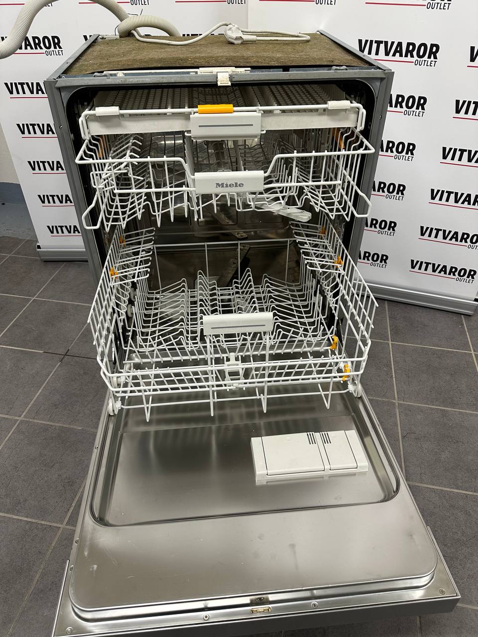 Miele diskmaskin 60 cm med öppen lucka och korgar