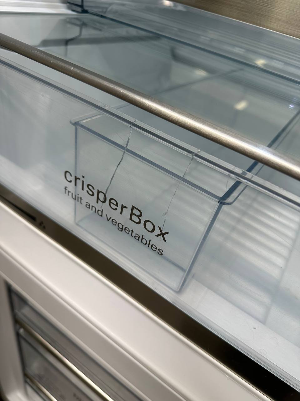 Siemens KG39EAW40 crisperBox med synlig spricka
