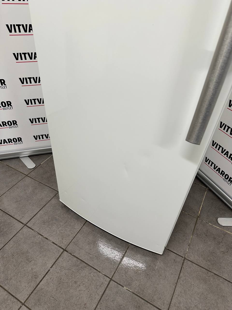 Begagnat Electrolux EUE2664MFW med kosmetiska bucklor på dörren