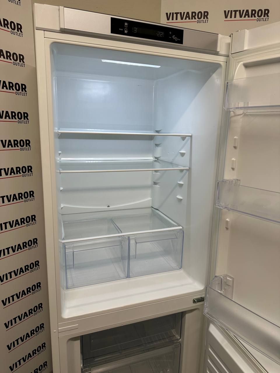 Electrolux kylskåp med glashyllor och två grönsakslådor