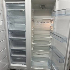 Bosch kyl och frys med öppna dörrar och rymlig förvaring