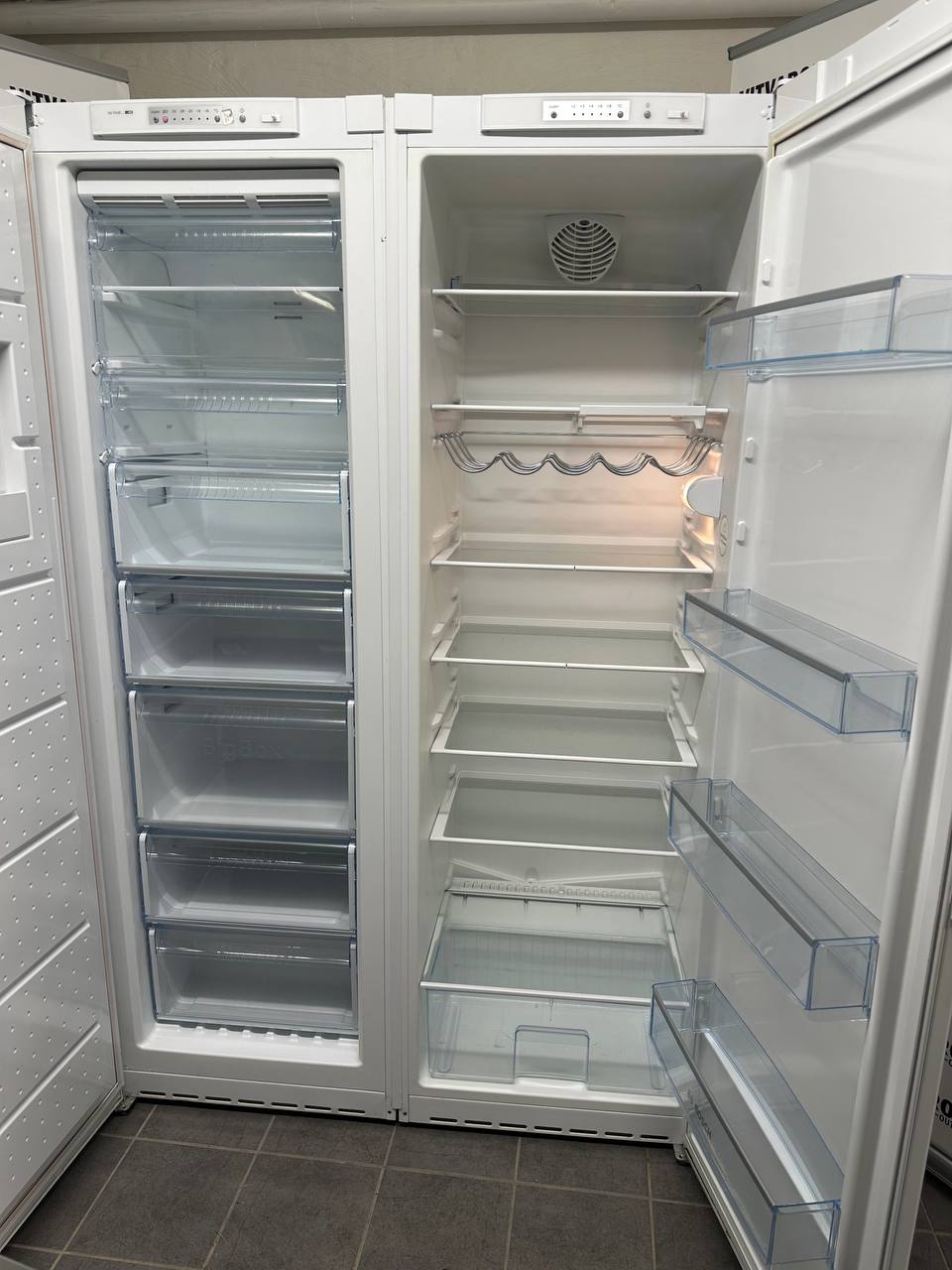 Bosch kyl och frys med öppna dörrar och rymlig förvaring