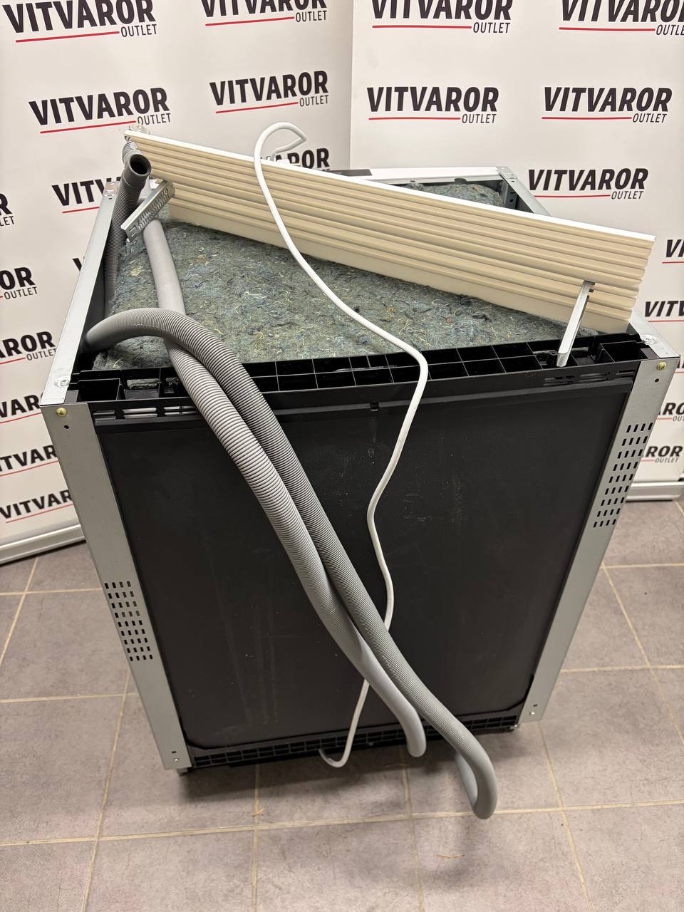 1. Elvita CDM2601V baksida med vatten- och avloppsslangar