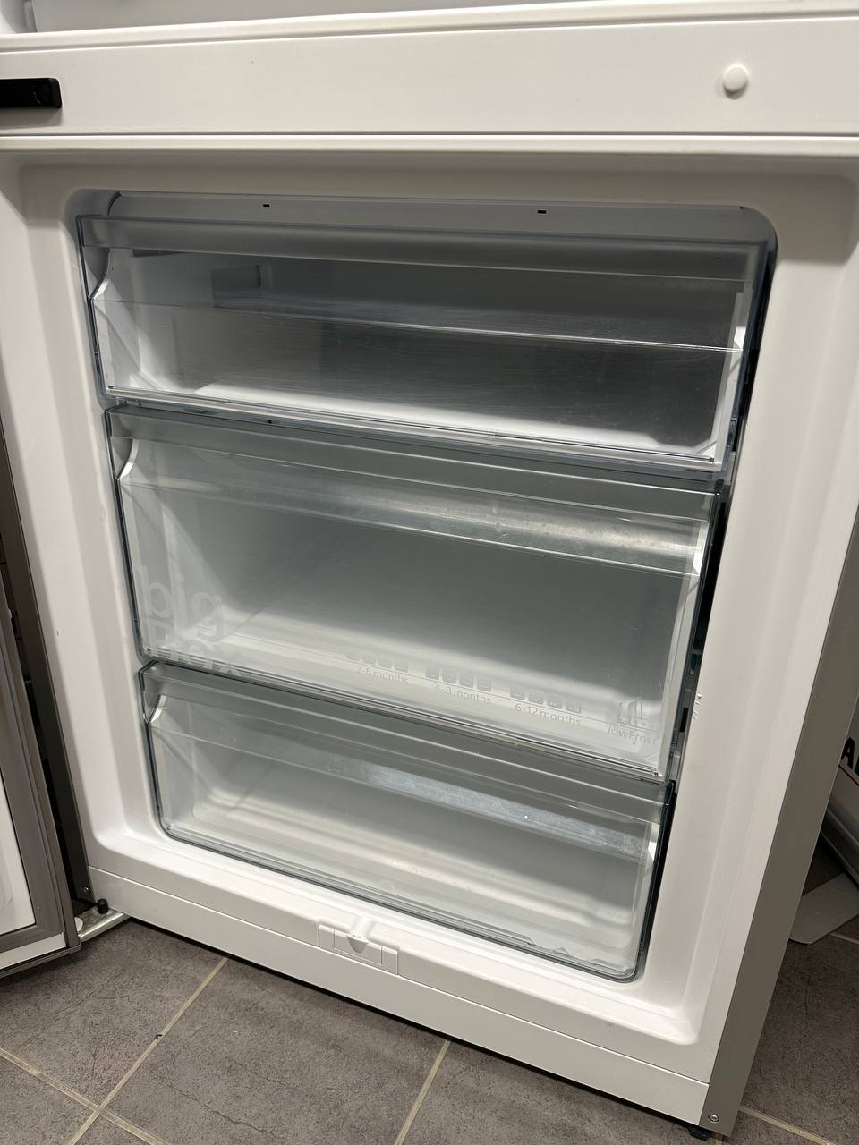 Siemens KG49EBI40 frys med tre transparenta lådor