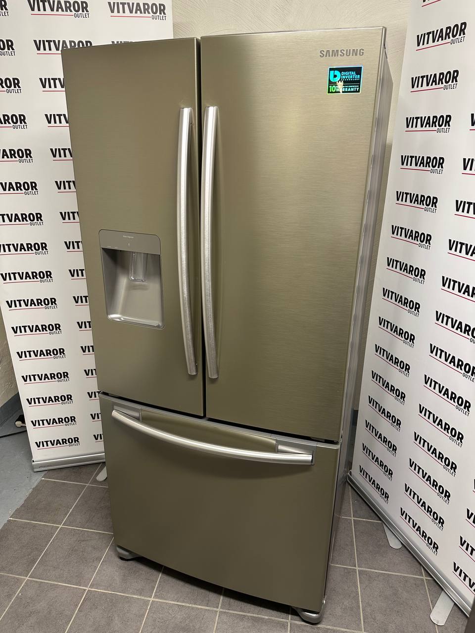 Samsung French Door kyl/frys i rostfri finish fotograferad från sidan