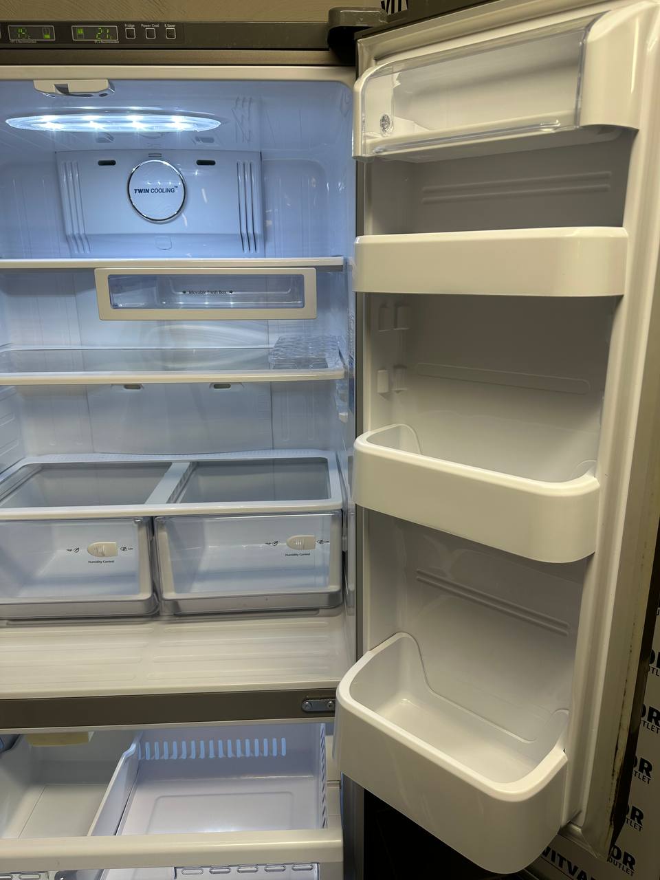 Förvaringsfack i höger kylskåpsdörr på Samsung RF62QEPN