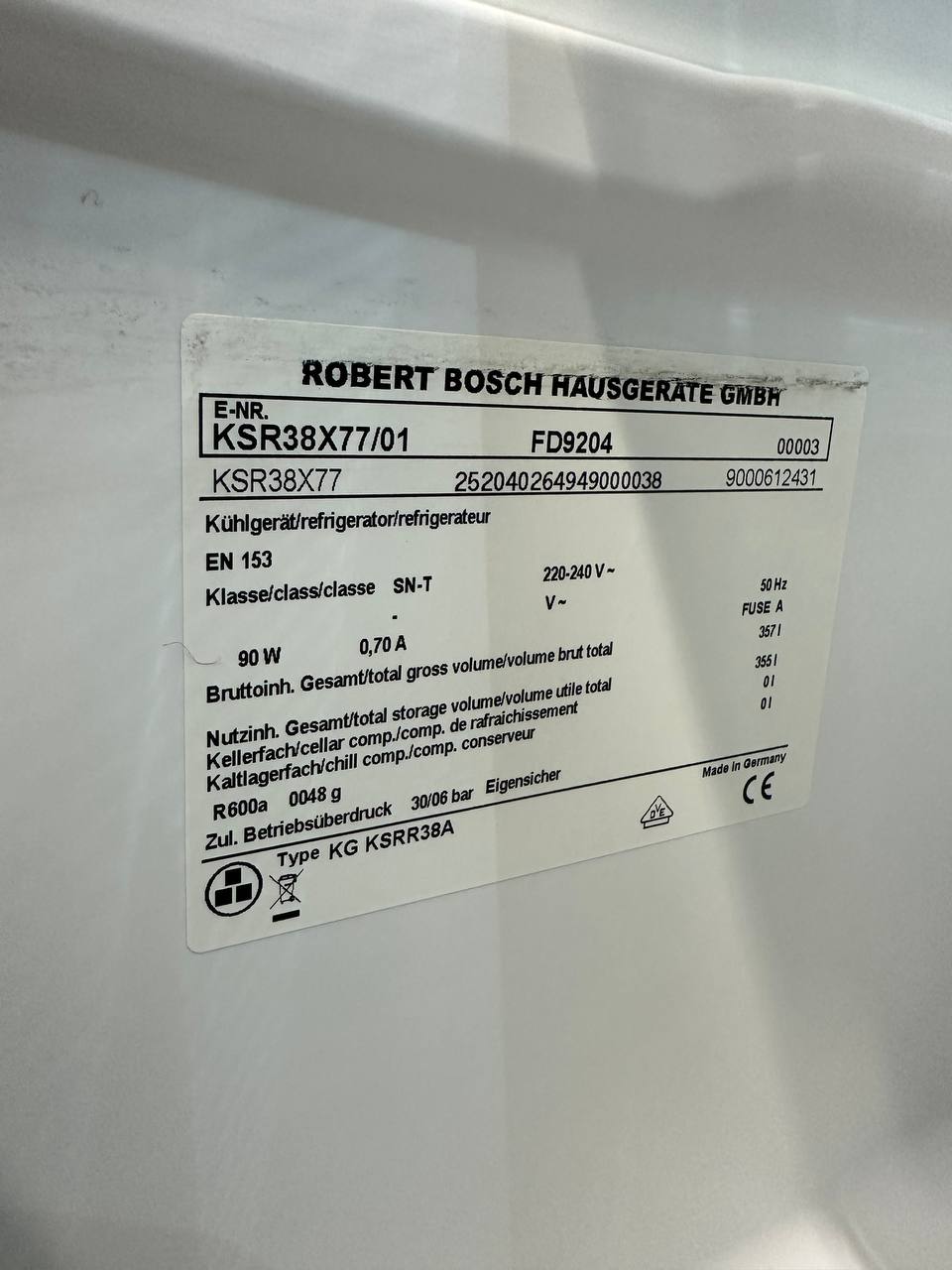 Typskylt på Bosch KSR38X77/01 med 355 liters nettovolym