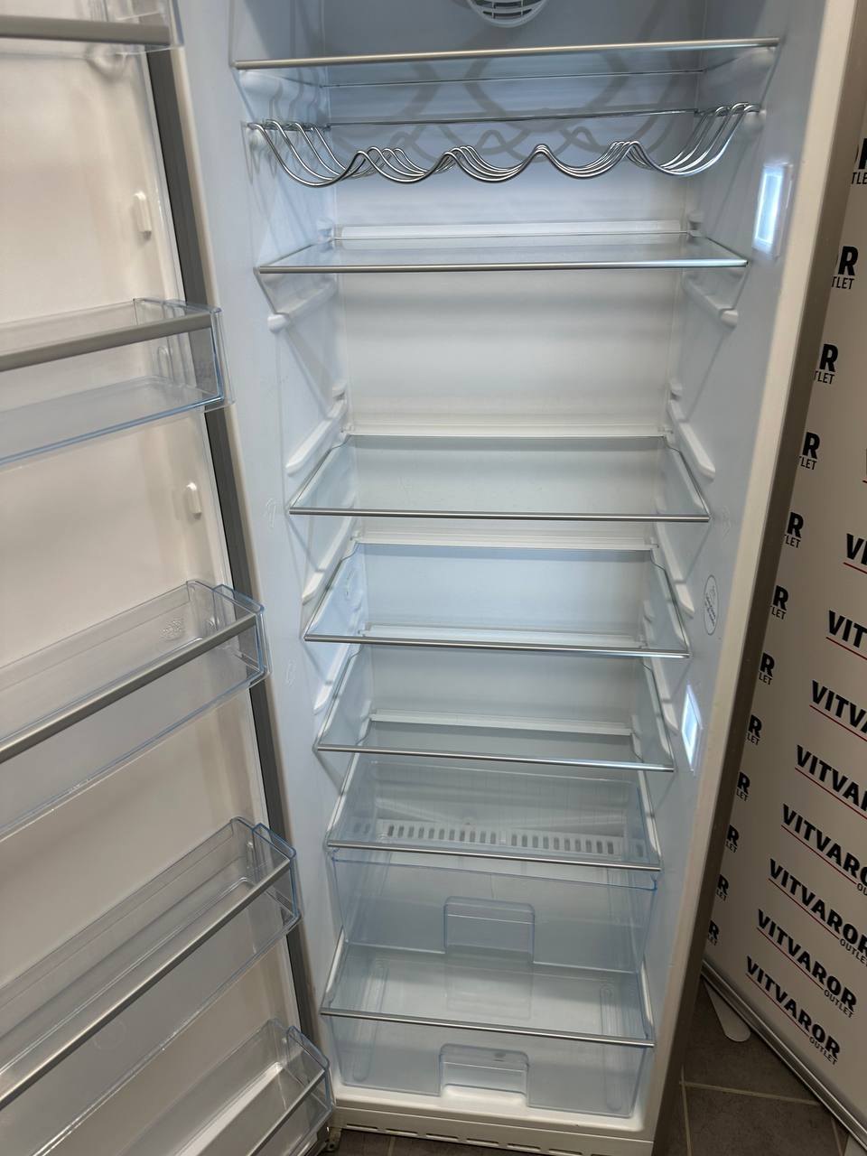 Kromat flaskställ och justerbara glashyllor i Bosch kylskåp