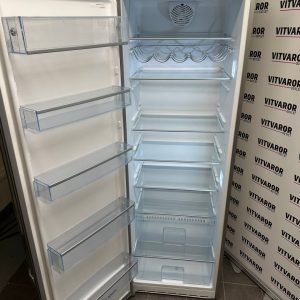 Rymlig kylinredning med glashyllor och dörrfack