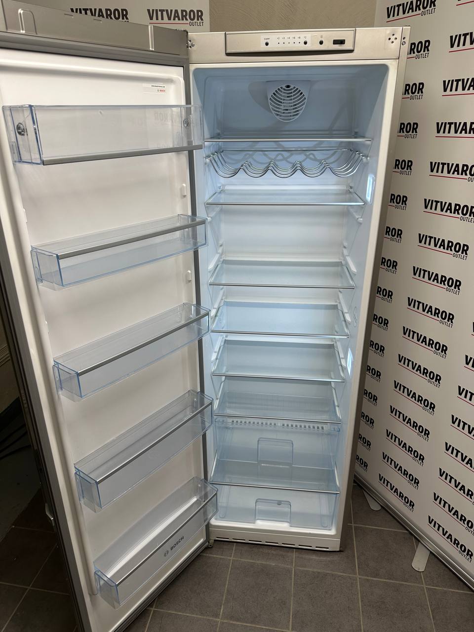 Rymlig kylinredning med glashyllor och dörrfack