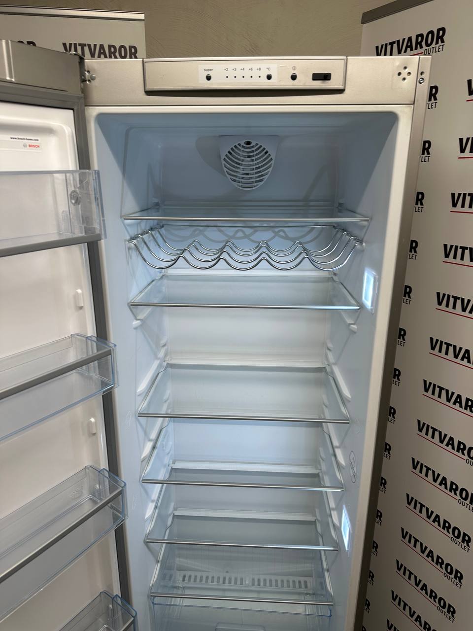Bosch KSR38X77 med LED-belysning och flaskställ