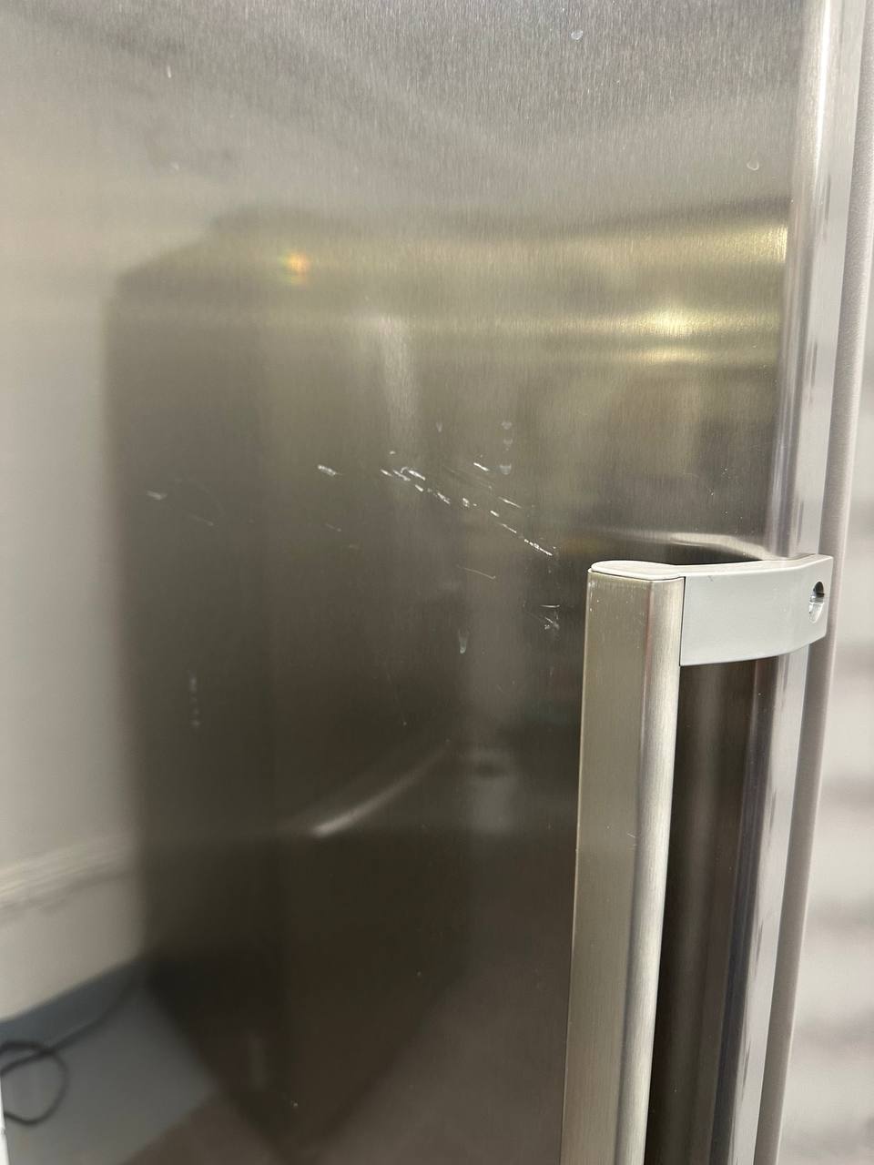 Repor på den rostfria dörren på Bosch KSR38X77